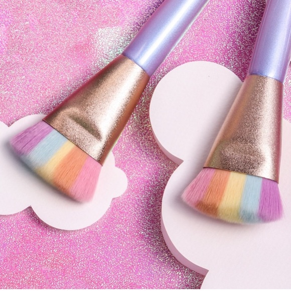 Too Faced Magic Rainbow Strobing Brush - Picture 3 of 8